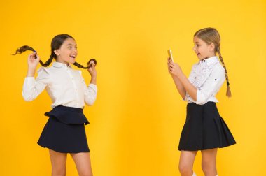 Sosyal medya pazarlama. Modern teknoloji. Dijital influencer. Küçük blogcu. Blogger okulu. Kız öğrenciler akıllı telefon fotoğraf çekmek kullanın. Hayat online. Uygulama akıllı telefon. Kişisel blog. İçerik oluşturma