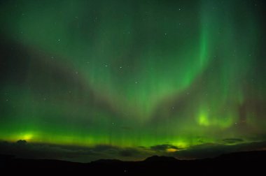 Doğa harikaları. Aurora karanlık gökyüzü. Şaşırtıcı doğa olayları. Aurora borealis görmek en iyi yer. Kuzey ışıklarını görmek için en iyi zaman ne zamandır. Kuzey ışıklarını görmek için bir yer. Kuzey ışık siyah gökyüzü yıldızlarla
