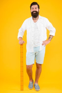 Ölçü. Geometri teoremi. Gerçek boyut. Okul öğretmeni. Küçük, büyük, iri. Boyut gerçekten önemli mi? Bir metre. Adam sakallı hipster cetvel tutan. Uzunluğu ölçün. Boyutu uzun boylu ve uzunluğu. Büyük boy