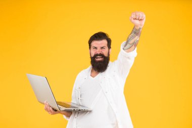 Başarılı geliştirici. Defteri olan sakallı adam. Online alışveriş. Dizüstü bilgisayarlı programcı. İnternette sörf yapıyorum. Online ödeme. Online satın alma. Defter kullanan adam. Dijital dünya. Programlama kavramı