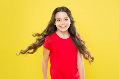 Farkı keşfet. Kıvırcık saç stili. Kuaför tavsiyesi. Uzun, sağlıklı, parlak saçları olan kız. Mükemmel bukleler. Kıvırcık saçlı şirin bir çocuk. Küçük kızın uzun saçları var. Genç manken.