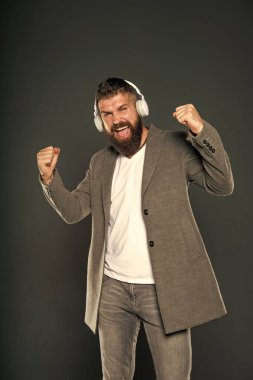 sakallı mutlu olgun hippi. bıyıklı acımasız beyaz hippi. MP3. modern yaşam teknoloji. Kulaklık adam. Sesli kitap eğitim. Sakallı adam müzik dinlemek. Burada olduğum için mutluyum