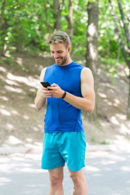 Uygulamayı ayarlayın. Akıllı telefon ve akıllı saatli sporcu koşuya hazırlanın. Spor uygulaması ile eğitim daha eğlencelidir. Uygulamayı kullanarak rota çalıştır'ı oluşturun. Man akıllı telefon jog başlatmak için hazır