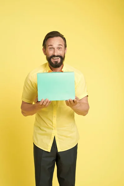 Man emotioneel genieten van winkelen. Baard volwassen man met boodschappentas op gele achtergrond. Verkoop en korting. Online winkelen. Winstgevende aankoop. Winkel assistent of verkoop expert. Winkelen geluk — Stockfoto