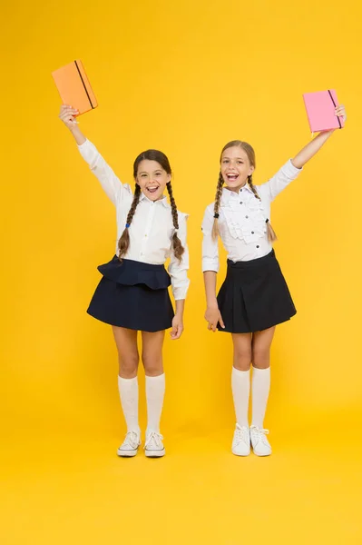 Conceito de ensino em casa. meninas pequenas crianças com livro. leitura e escrita. meninas felizes estudar com caderno de trabalho. lição de literatura. Literatura infantil. de volta à escola. Colegas de classe na livraria ou biblioteca — Fotografia de Stock