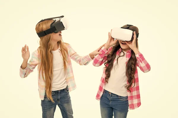 Juego y diversión. Las niñas interactúan con la realidad cibernética. Jugar juego cibernético y el estudio. Educación moderna. Tecnologías alternativas de educación. Educación virtual. Niños usan hmd explorar realidad virtual o aumentada — Foto de Stock