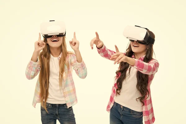 Jugar juego cibernético y el estudio. Educación moderna. Tecnologías alternativas de educación. Educación virtual. Los niños usan hmd para explorar la realidad virtual o aumentada. Las niñas interactúan con la realidad cibernética. Juego y diversión — Foto de Stock