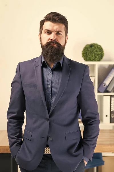 Capo barbuto. hipster maturo con barba. Capo uomo brutale e sicuro di sé. Affari. Un uomo d'affari moderno. Uomo d'affari in abito formale. Un uomo serio. Moda maschile in ufficio. Capo e dipendente — Foto Stock