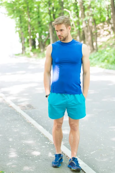 Spor giyim sektöründe yakışıklı bir sporcu. Açık havada aktif sporcu eğitimi. Sporcu sağlıklı bir hayat sürüyor. Parkta egzersiz. Sağlıklı yaşam için günlük yürüyüş. Güçlü, formda, spor koçu.