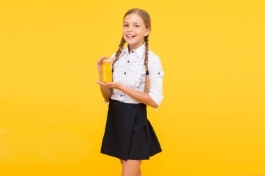 Meyve suyu enerjisi. Okul yemeği. Gülümseyen çocuk smoothie içiyor. Sağlıklı yiyecekler. Vitamin beslenmesi. Taze smoothie. Kız portakal taze meyve suyu smoothie içiyor. Liseli kız öğle yemeği yiyor. Vejetaryen kavramı