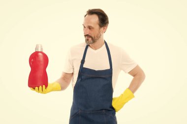 Temizlik hizmeti ve ev görev. Lastik eldiven dostum plastik şişe sıvı sabun kimyasal temizlik maddesi. Sakallı adam temizlik ev. Temizleme kavramı. Temizlik için benim favori ürün