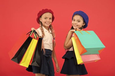 Alışveriş arkadaşlarım ile eğlenceli olmak. Çocuklar sevimli kız öğrenciler grup alışveriş torbaları tutun. Çocuk kırmızı arka plan alışveriş tarafından memnun. Alışveriş ve giyim alışveriş merkezleri ile saplantı. Alışverişkoliğin kavramı