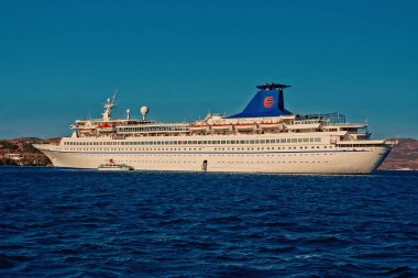 Patmos, Yunanistan - 19 Nisan 2010: cruise gemisi veya liner mavi denizde. Güneşli gökyüzü üzerinde yolcu gemisi. Yaz tatil ve seyahat. Zevk yolculuk için seyir. Lüks tatil. Seyahat ve yolculuk tutkusu