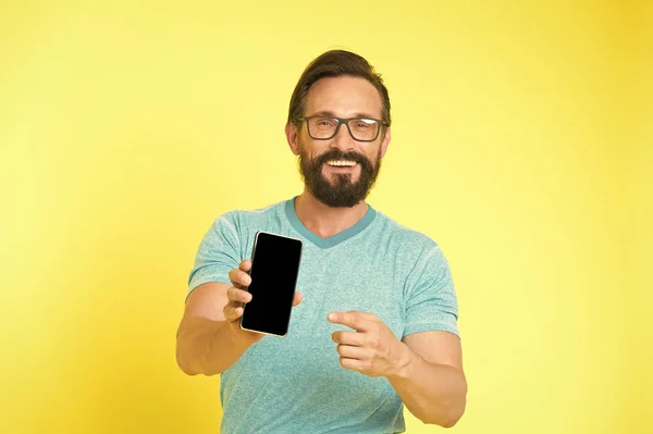 Uppdatera programmet. Hipster glada användning smartphone. Man lycklig användare av smartphone. Håll kontakten med smartphone. Ansluta till online-community. Användar vänlig koncept. Mannen upphetsad om mobila möjligheter — Stockfoto