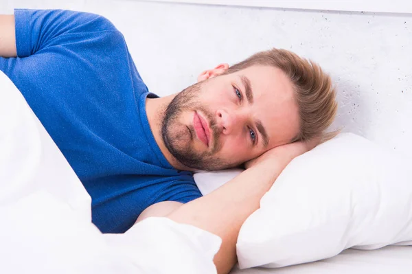 Dicas para dormir melhor. Manter um ritmo circadiano consistente é essencial para a saúde geral. Homem bonito a dormir. Durma o suficiente todas as noites. Homem barbudo dormindo rosto relaxante — Fotografia de Stock