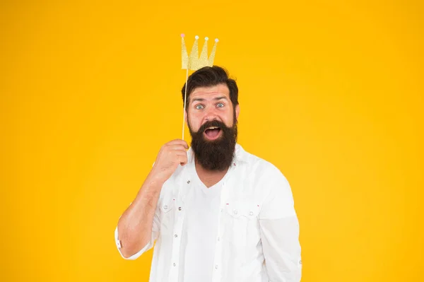 Konungen av partit. Kostymfest. Semester karneval firande. Födelsedags pojke. Vacker skäggiga Guy King. Guy i gul bakgrund poserar med monter rekvisita. Photo Booth kul. Bearded Man King kostym parti — Stockfoto