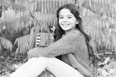 Harika bir çocukluk var. Küçük çocuk Sonbahar sıcak içecek keyfini çıkarın. Küçük çocuk sonbahar ağaç sakin ol. Mutlu çocukluk yılları. Ağaçlarda oynamaya şanslı