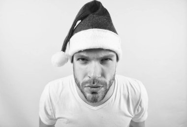 Adam santa turuncu arka plan üzerinde kameraya bak