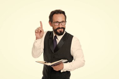 Hoparlör iş konferans beyaz izole. Adam resmi kıyafet tutun Not defteri beyaz iş konu açıklamak. İş okulu kavramı. Uzman gözlük akıllı öğretmen. İş Akademisi öğretim görevlisi