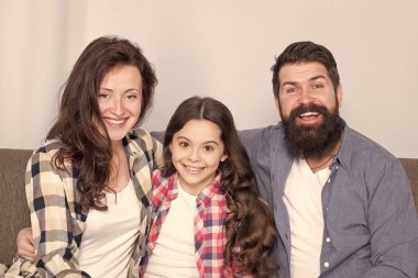 Aile hafta sonu birlikte harcamak. Dost aile oturma kanepe fotoğraf aile albümü için poz. Anne baba ve kızı kanepede rahatlatıcı. Yakın ve güvenilir ilişkiler. Aile bağları kavramı. Biz aileyiz