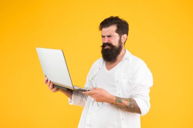 Dijital dünya. Başarılı geliştirici. Online alışveriş. Dizüstü bilgisayarlı programcı. İnternette sörf yapıyorum. Online ödeme. Online satın alma. Defter kullanan adam. Programlama kavramı. Dizüstü bilgisayarlı sakallı adam