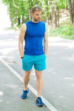 Oldukça sportif. Doğal arazide yürüyen atletik bir adam. Tıraşsız yüz saç ve şık saç kesimi eğitim açık ile Yakışıklı adam. Yaz gününde spor giyim beyaz adam