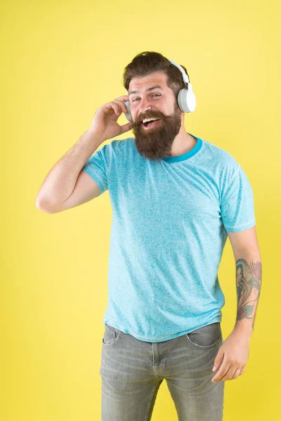 Freedom going Wireless biedt je ongeëvenaarde. Draadloze hoofdtelefoon ontworpen om schoon geluid te leveren. Bearded Man luisteren muziek draadloze Gadget. Hipster gelukkig met moderne draadloze hoofdtelefoons — Stockfoto