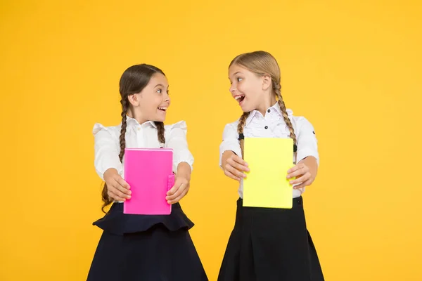 Birlikte çalış. Çocuklar sevimli öğrenciler. Schoolgirls en iyi arkadaş mükemmel öğrenciler. Okul arkadaşlığı. Kız öğrenciler okul üniforması giyer. Bilgi günü. Okul günü. Kopya kitapları veya çalışma kitapları olan kız — Stok fotoğraf