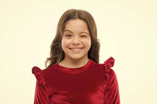 Cuidado da pele jovem. Beleza pura. Kid menina longo cabelo brilhante saudável no fundo branco isolado. Menina com cabelo comprido. Miúdo rosto bonito feliz com cabelo encaracolado adorável. Dicas de beleza para cabelos arrumados — Fotografia de Stock