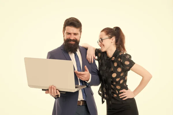 Relatório financeiro. Indicadores financeiros. Casal trabalhando usando laptop. Senhora de negócios verificar o que é feito. Lady chefe satisfeito com indicadores de negócios. Gerente mostrar resultado. Relatório de resultados comerciais — Fotografia de Stock