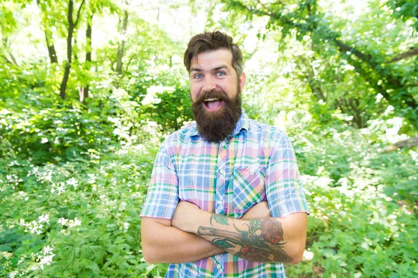 Im happy its my vacation. Cheerful caucasian guy going on vacation on natural landscape. Bearded man enjoying summer vacation. Hipster smiling during vacation time — Stock Photo, Image
