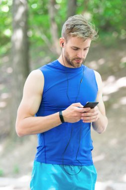 Spor uygulaması ile eğitim daha eğlencelidir. Uygulamayı ayarlayın. Akıllı telefon ve akıllı saatli sporcu koşuya hazırlanın. Uygulamayı kullanarak çalıştırmak için rota ayarlayın. Man akıllı telefon jog başlatmak için hazır