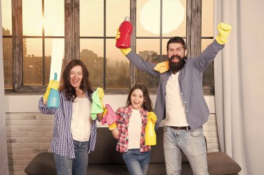 Bahar temizliği. Ev temizliği için tek bir yerden ihtiyacı var. Mutlu aile temizlik ürünleri tutun. Anne, baba ve kız evi baharda temizlemek. Bahar için hazır. Ana sayfa spting önce Temizleme
