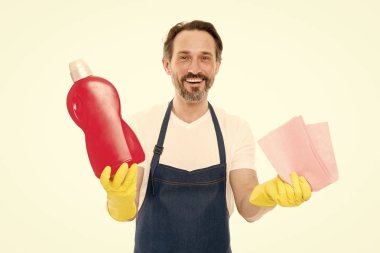 Parlamaya RUB'dir. Her şey mükemmel olmalı. Temizlik hizmeti ve ev görev. Oğlan lastik eldiven şişe sıvı sabun kimyasal temizlik maddesi. Sakallı adam temizlik ev. Temizlik ev concept