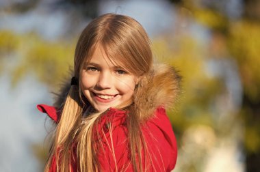Kendi tarzında. Vücut sıcak giysiler sonbahar gün tutun. Sonbahar kıyafeti kavramı. Çocuk sonbahar yürüyüşüne neşeli. Sıcak palto sonbahar için en iyi seçim. Çocuk kız giyim ceket sonbahar sezonu doğa arka planı için