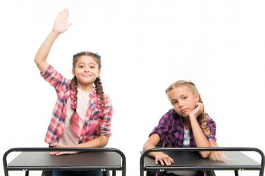 Okullarına geri döndüler. Elleri havada, beyaz masalarda yalnız oturan sevimli çocuklar. Küçük liseli kızlar zorunlu eğitim alıyorlar. Küçük çocuklar evde eğitimin tadını çıkarıyorlar. Okul yılları.