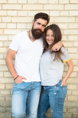 Romantik aşk. Sakallı adam güzel bir kadına sevgiyle sarılıyor. Acımasız hipster ve seksi kadın Erotik aşk. Tuğla duvarda aşık Şehvetli çift