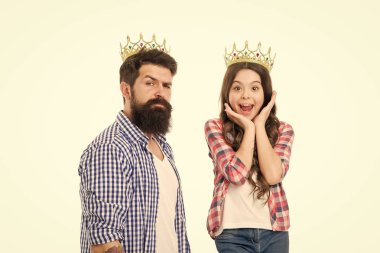 O benim küçük prensesim. Sakallı adam kızıyla gurur duyuyor. Erkek altın taç ve küçük kız çocuk prenses. Gelmiş geçmiş en iyi kız. Kraliyet ailesi. Kral ve prenses. Mutlu aile beyaz arka plan