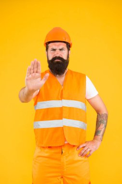 Giriş yok. İnsan mühendisi üniforması seni durdurur. Mimarlık mühendisi. İnşaat endüstrisi için koruyucu giysi. Sakallı hippi mühendis. Kıdemli mühendis olay yerinde. Kes şunu! Tehlikeli bölge.