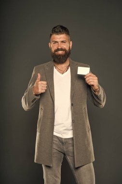 takım elbise'kendine güvenen iş adamıdır. Acımasız adam hipster sakallı. İş moda ve kıyafet. Kredi kartı ile iş adamı. Sakallı adam. Erkek resmi moda. Olgun. Büyük iş