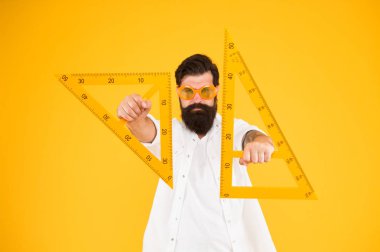 Güç bilgisi. Sakallı inek üçgeni. Zeki bir öğrenci. Geometri öğretmeni. Öğrenci ölçü aleti kullanıyor. Mühendislik Fakültesi öğrencisi. Okula dönelim. Üniversite eğitimi