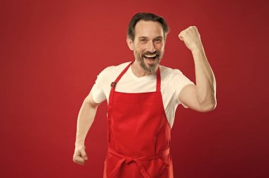 Çoklu görev şefler oyunudur. Cook sakal ve bıyık ile kırmızı bir arka plan. Adam olgun poz pişirme önlük pişirin. İyi tarifi. Fikirler ve ipuçları. Şef aşçı ve profesyonel mutfak. Evde yemek yemek
