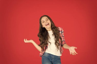 İyi eğlenceler sağlar. Hadi. Kaygısız ve neşeli. Çocuk kız kaygısız ifade. Bilmiyorum. Kolay gelsin. Neşeli ve kaygısız duygu uzun kıvırcık saçlı çocuk. Mutlu çocukluk. Eğlenceli ve rahatla