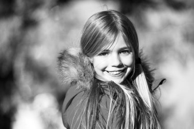 Kendi tarzında. Vücut sıcak giysiler sonbahar gün tutun. Sonbahar kıyafeti kavramı. Çocuk sonbahar yürüyüşüne neşeli. Sıcak palto sonbahar için en iyi seçim. Çocuk kız giyim ceket sonbahar sezonu doğa arka planı için