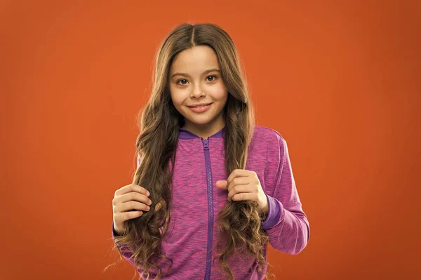 Öğretim çocuk sağlıklı saç bakım alışkanlıkları. Güçlü saç kavramı. Çocuk kız uzun sağlıklı parlak saçlar. Önemli olan temiz tutuyor. Nazik şampuan ve sıcak su kullanın. Küçük kız büyümek uzun saç — Stok fotoğraf