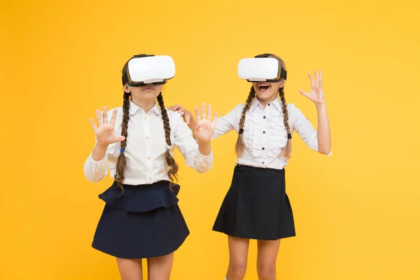 또 다른 현실이 있다. 미래 교육. 다시 학교로. 가상 현실. VR 헤드셋을 쓰고 있는 작은 소녀들. 디지털 미래 혁신. 아이들은 무선 VR 안경을 착용 합니다. 행복 한 아이들은 현대 기술을 사용 합니다. — 스톡 사진