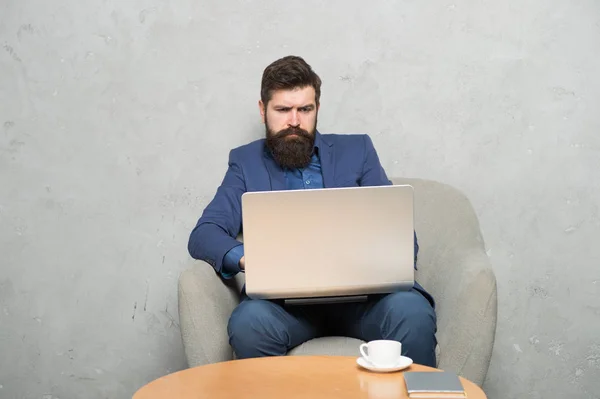 Beschaffung von Geschäftsinformationen im Internet. Geschäftsmann macht Internet-Projekt am Laptop. bärtiger Mann mit mobiler Internetverbindung. Das Internet ist der große Equalizer in der Wirtschaft — Stockfoto