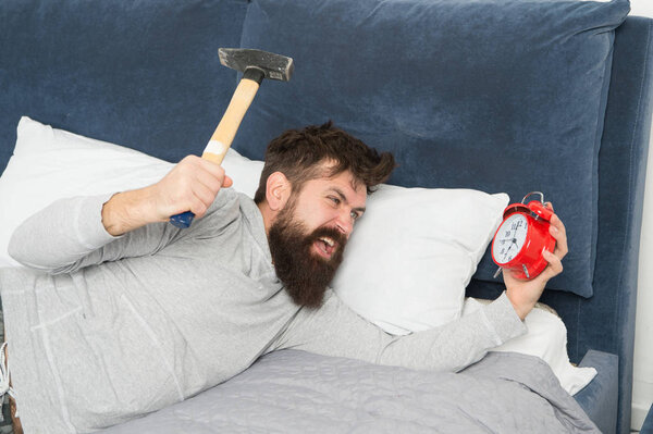 Хотя вы спите, вы можете проснуться с чувством, что совсем не спите. Стадии сна. Догоняй пропущенный сон в выходные. Утреннее пробуждение. Человек проснулся недовольный звонком будильника