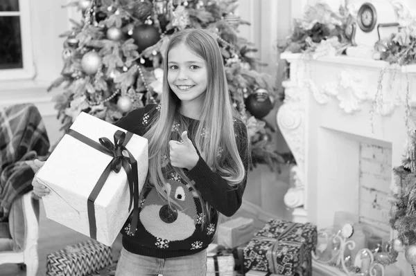 Un pequeño secreto. Niño disfrutar de las vacaciones. Feliz año nuevo. El invierno. compras en línea de Navidad. Vacaciones familiares. Árbol de Navidad y regalos. La mañana antes de Navidad. Niña. — Foto de Stock