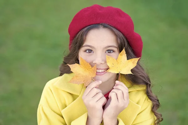 Tippek a legjobb szezon őszi fordult. Gyerek lány nevető hold juharfa zöld. Gyermek juhar őszi levelek séta. Őszi coziness az csak kb. Kislány izgatott az őszi szezon — Stock Fotó
